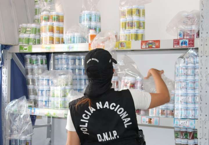 警方在El Cangrejo查获非法药品制造实验室