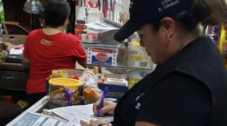 古城区十多家商铺因违反卫生规定遭处罚