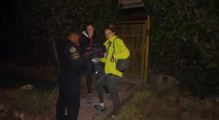 两名登巴鲁火山峰顶遇险的游客被成功营救