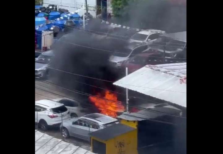 Tumba Muerto大道车行多辆出售中的汽车起火