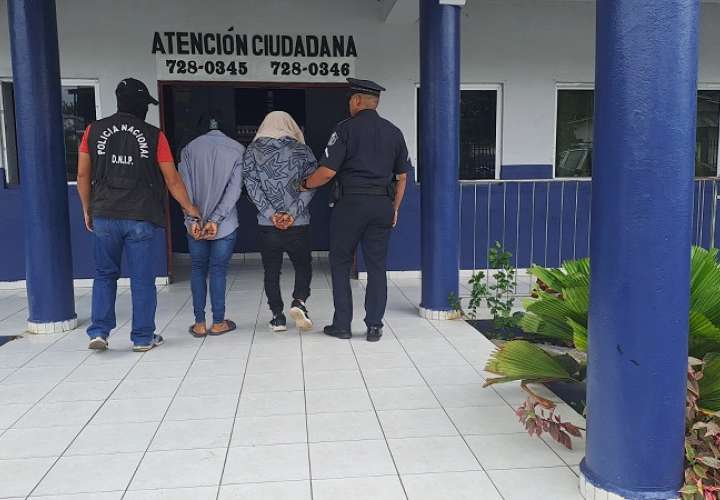 警方逮捕两名涉嫌持玩具枪抢劫的疑犯*