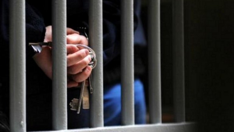 出售假冒香水的男子被下令暂时拘留