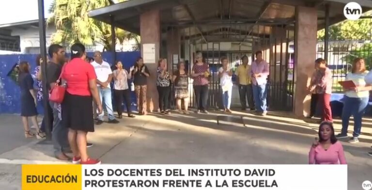David学院教师们抗议学校蝇虫泛滥和恶臭问题