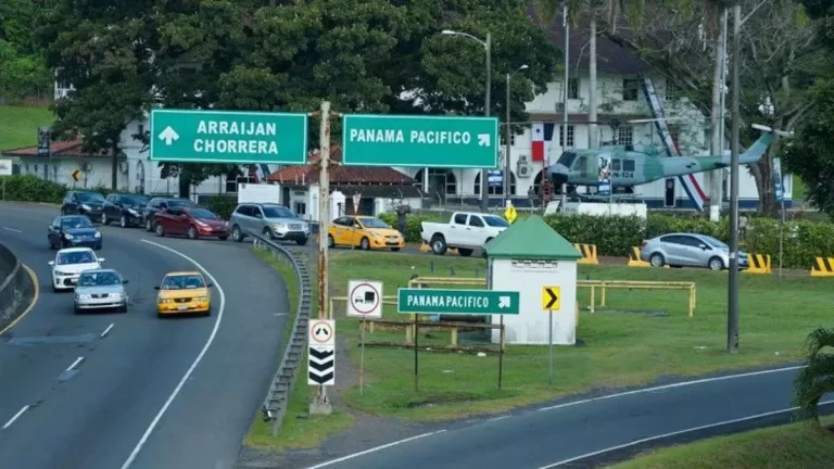 通知：在Panamá Pacífico入口处的两个方向上进行绕行.