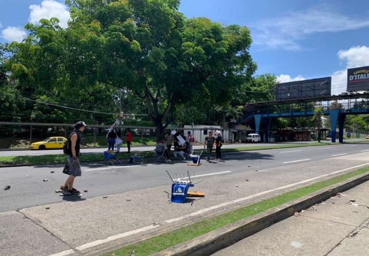 大学生抗议封路  警方强行恢复道路车流
