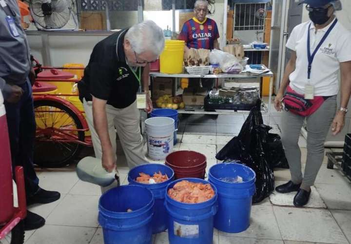 在鸡肉和肉饼分销商发现不卫生现象