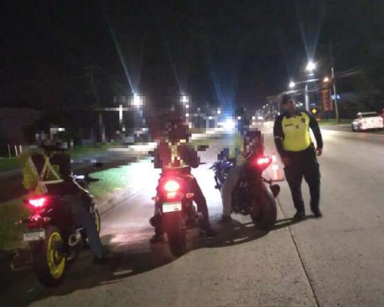 非法赛车遭严查 17名司机被处罚.
