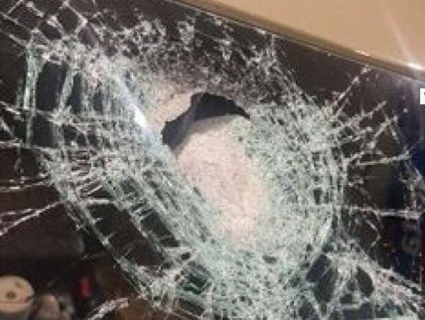 南方高速一驾驶员遭»石头攻击者»袭击.