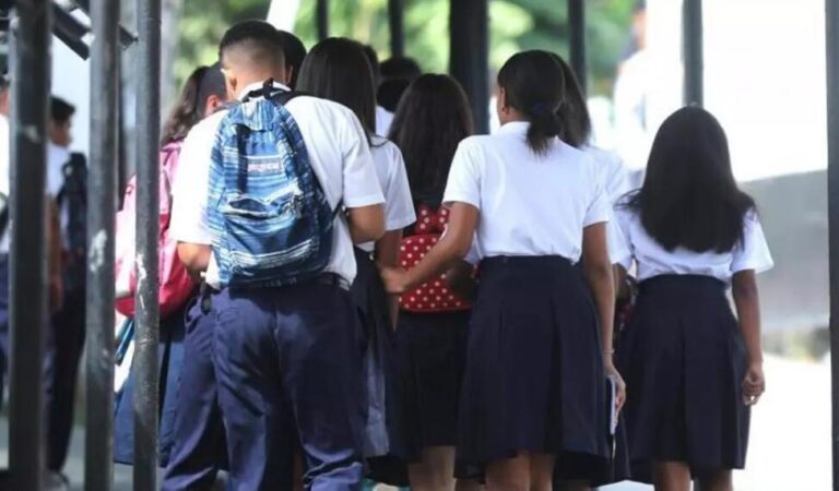 警方正在调查圣市一所学校学生涉嫌吸毒.