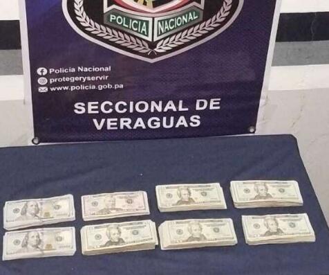 Veraguas一辆车内被查获超2.2万美元.