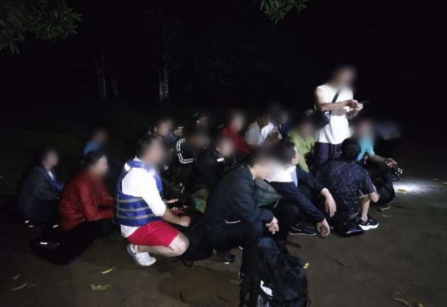 27名中国和尼泊尔非法移民被遗弃在公海上.