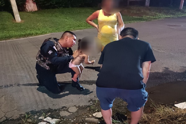 David一警察救回了近两岁女孩的生命.