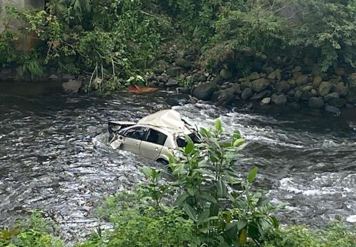 一车辆坠入Bugaba河导致一死.