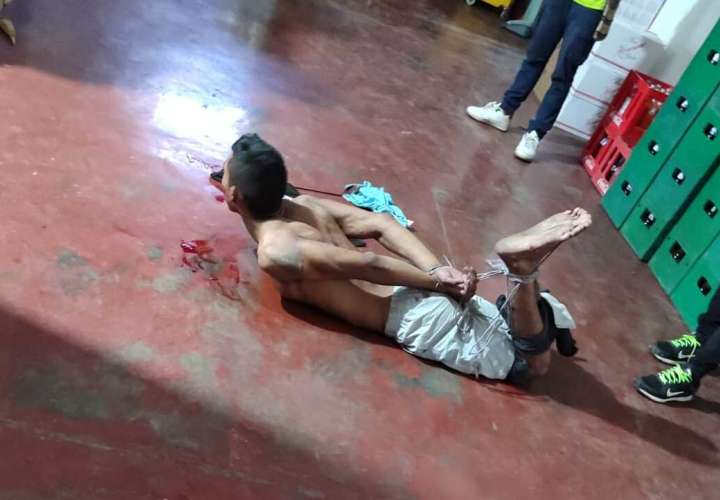 Santiago一男子试图侵犯一亚洲女士被抗议者抓获并交给警方.