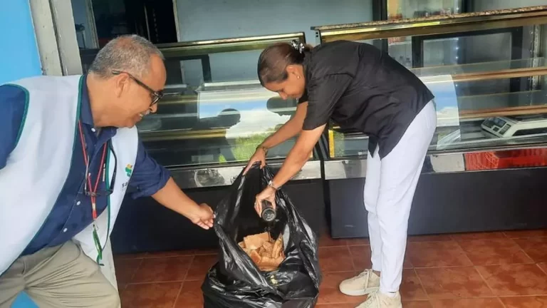 圣市一面包店因卫生问题被卫生部暂时关闭.