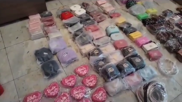 警方在»Chikitas»行动中查获价值超1万美元的假冒商品.