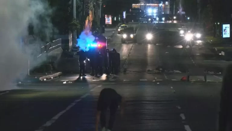 Calle 50的抗议者被驱散 国内多地仍维持封锁.