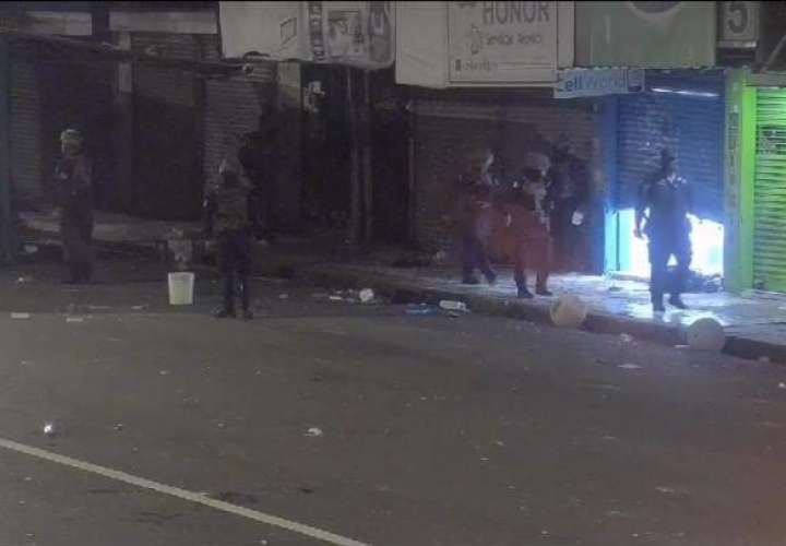5 de Mayo广场一商店遭抢劫和破坏.