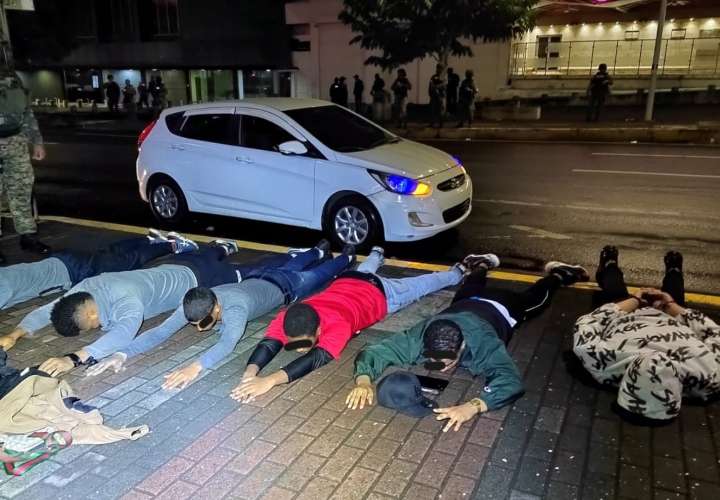 8名嫌疑人在典当行抢劫中被当场逮捕.