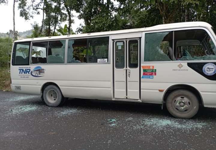 Minera Panamá公司巴士遭遇示威者袭击.