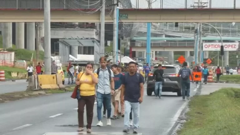 巴拿马人为生计步行数公里前往工作地.