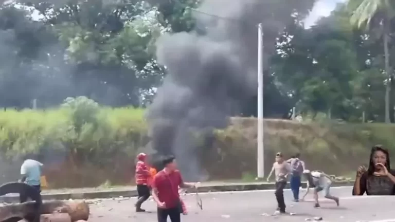 奇省生产者与抗议者发生冲突 要求重新开放道路.