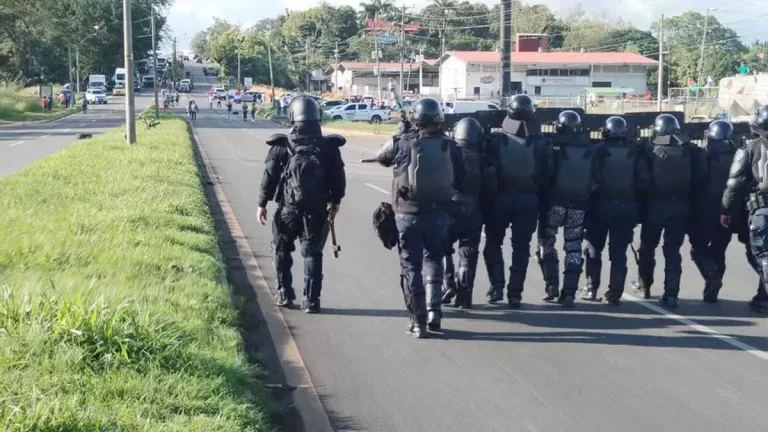 Risacua河桥道路开放导致三名警察受伤.
