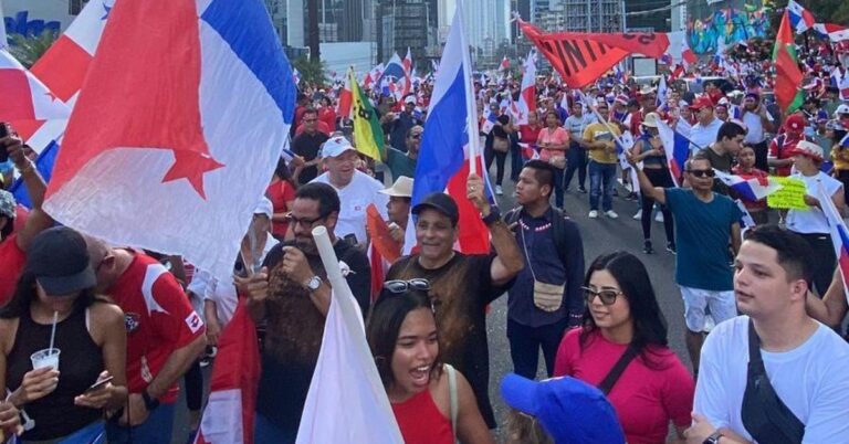 巴国民众在50街聚集庆祝采矿合同406号法案被宣布违宪.