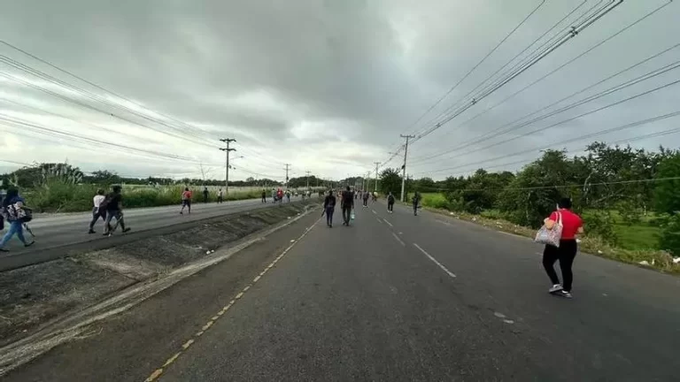 Pacora地区街道全面封闭 居民需步行数小时出行.