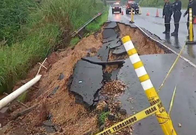 巴拿马-科隆公路坍塌引发恐慌.