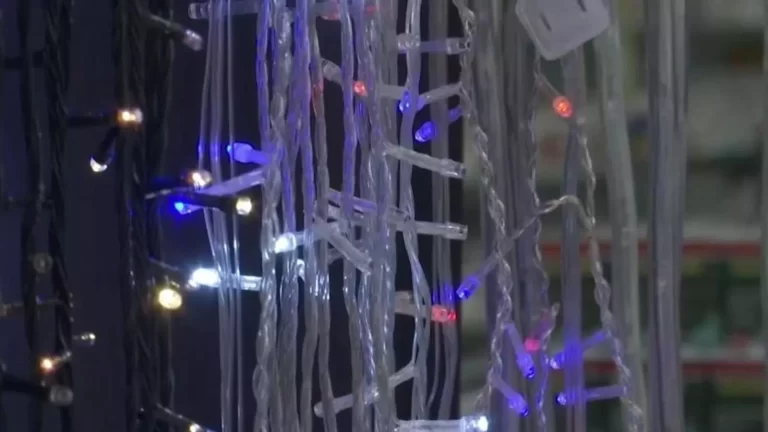 消防员就年底节日防火提出建议.