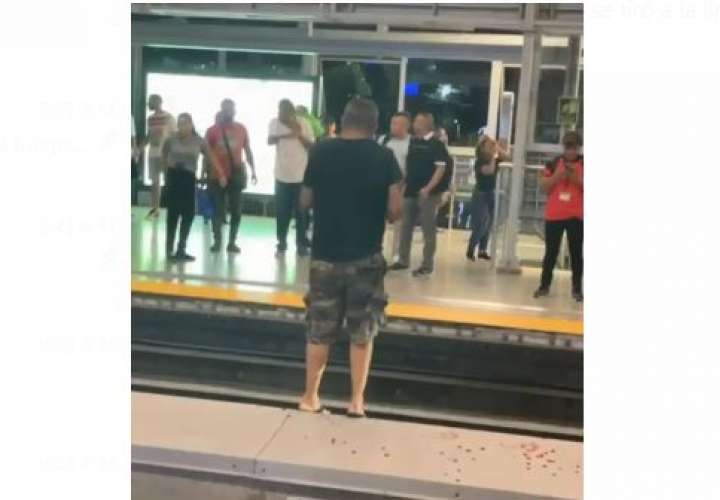 哥伦比亚男子跳入巴拿马地铁轨道被成功救起.
