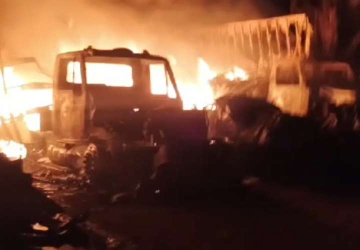 科隆发生四辆卡车疑似人为纵火事件.