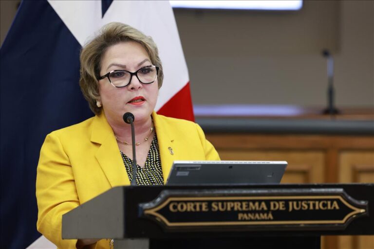 María Eugenia López再次当选为最高法院院长.