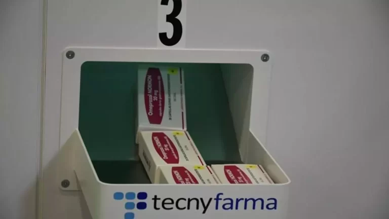健康城市引入机器人系统自动分发药品.
