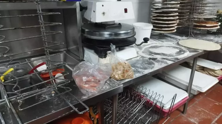 圣市餐饮店在卫生检查中被发现蟑螂和啮齿动物.