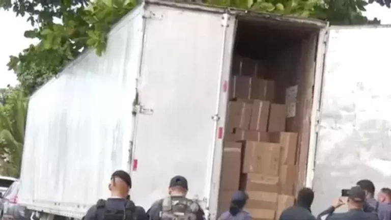 当局对装有大量可疑香烟集装箱进行调查.