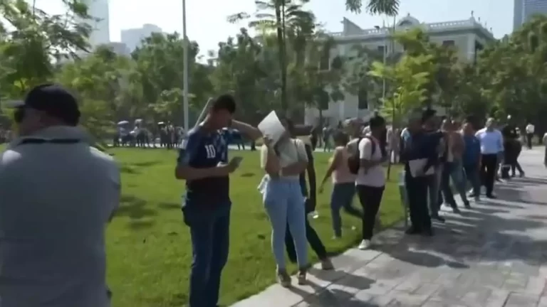 司机在高温下排长队领取车辆贴纸.