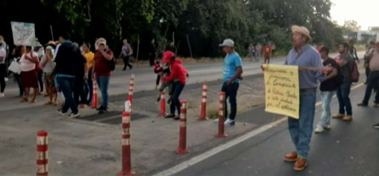 La Pintada居民封锁巴拿马公路进行抗议.