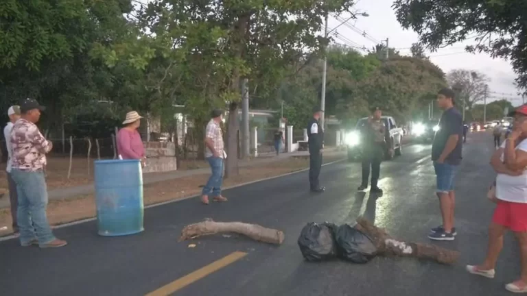 Penonomé市El Coco居民因垃圾填埋场管理不善封路抗议