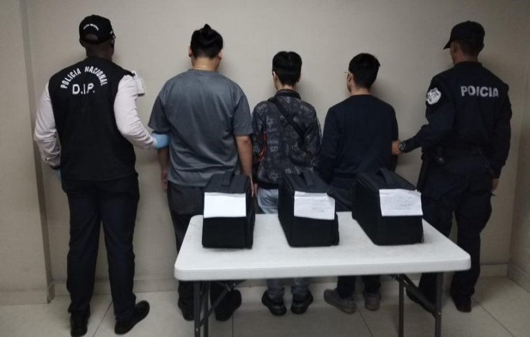 国家警察拘捕三名携带非法鹦鹉蛋的亚洲人