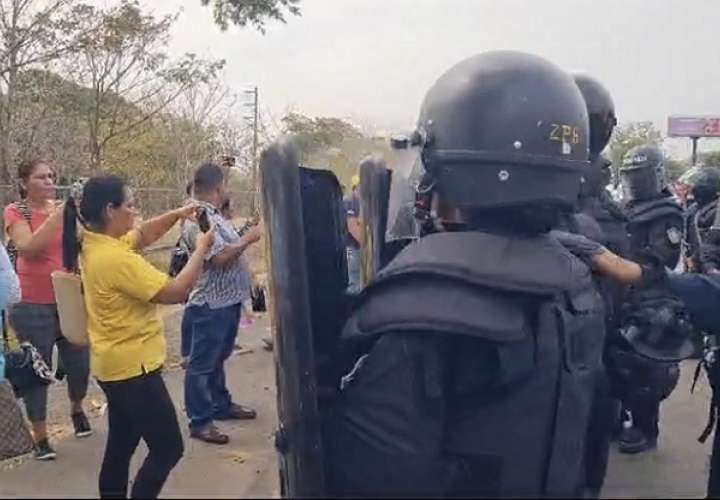 Divisa地区教师与警方发生冲突