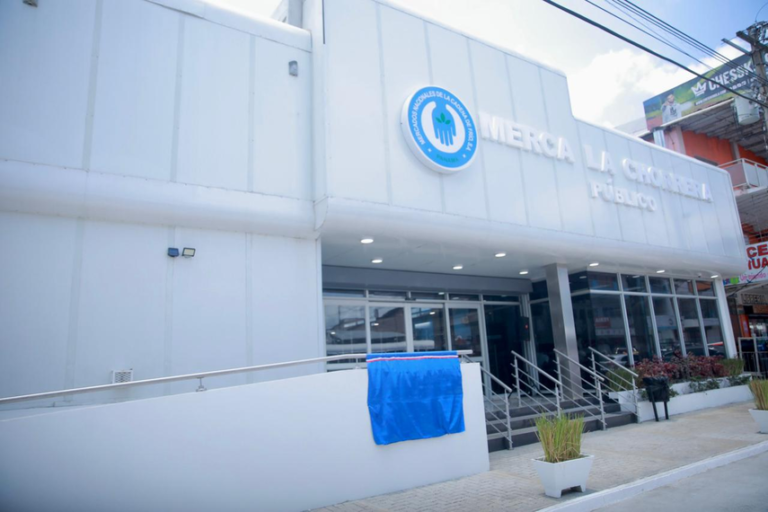 政府在巴拿马西省交付两个新市场