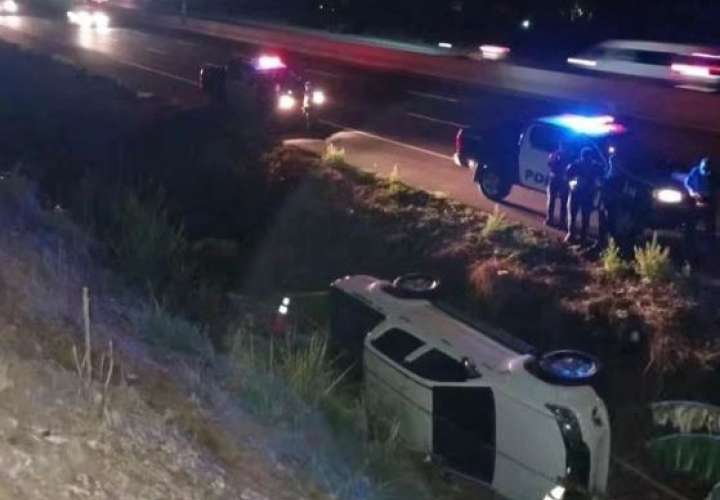 一商人的车辆在高速公路上遭枪击