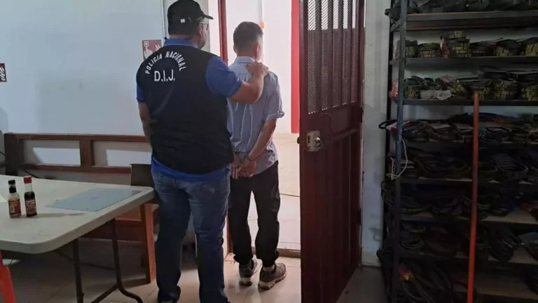 两亚裔人士因“基本卫生”计划中的挪用公款罪遭指控