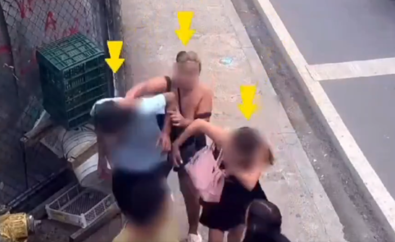 5 de Mayo广场一女子袭击他人后被捕