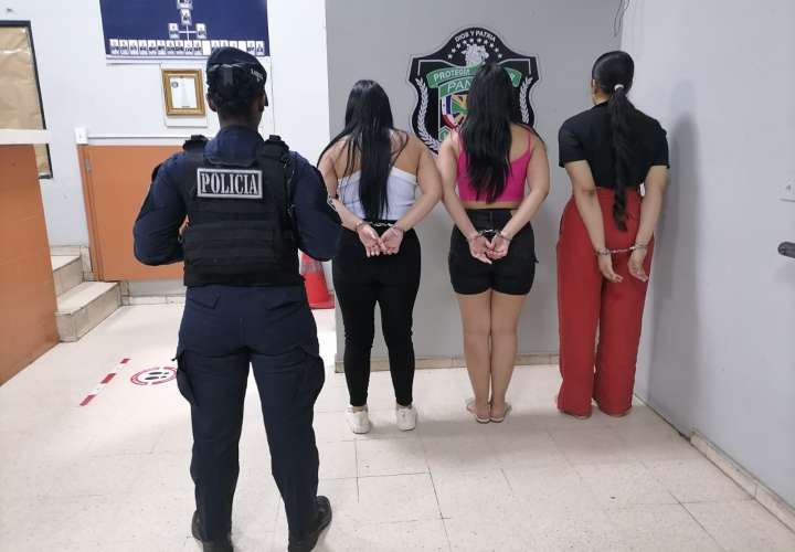 三名女性试图在Albrook商场一店铺偷化妆品被捕