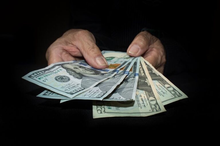 退休和领取养老金者的补助金：将由酒精饮料消费税支付