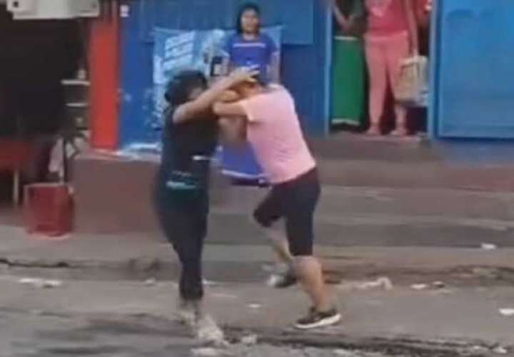 David市街头暴力：女性间的拳击与扯发斗争