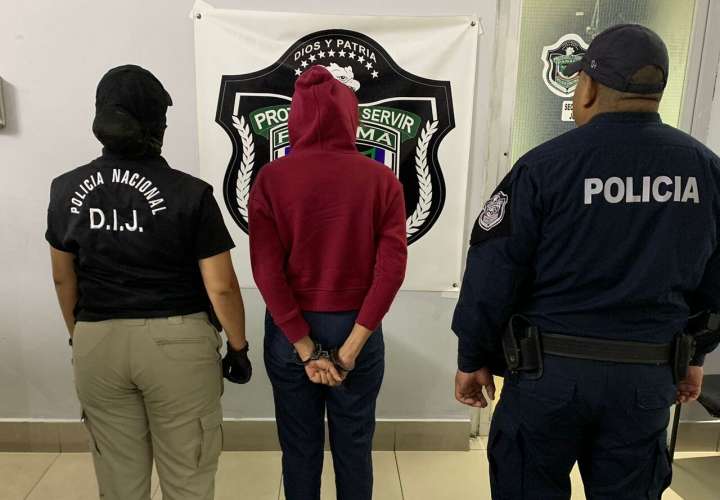 四人因在贷款申请中伪造身份被逮捕